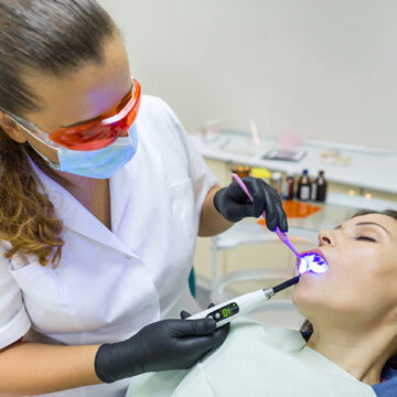 What are the warning signs of oral cancer?